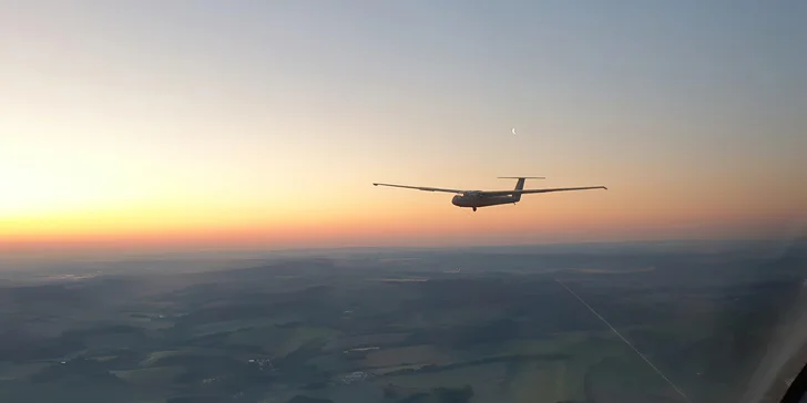 Vzhůru do oblak: pilotování motorového letadla nebo vyhlídkový let kluzákem bez motoru