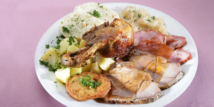 Cokoli z jídelního a nápojového lístku restaurace na Starém Městě: typická česká i ruská kuchyně