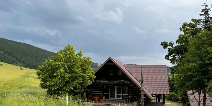 Chata v Krkonoších: polopenze, bazén, ohniště i možnost rybaření