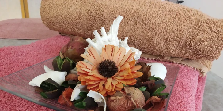 Aromaterapeutické kouzlo: regenerace při celotělové relaxační masáži luxusními oleji