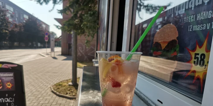 Hranolky nebo hovězí burger a domácí limonáda na odnos s sebou
