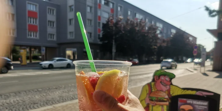 Hranolky nebo hovězí burger a domácí limonáda na odnos s sebou