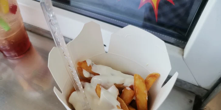 Hranolky nebo hovězí burger a domácí limonáda na odnos s sebou
