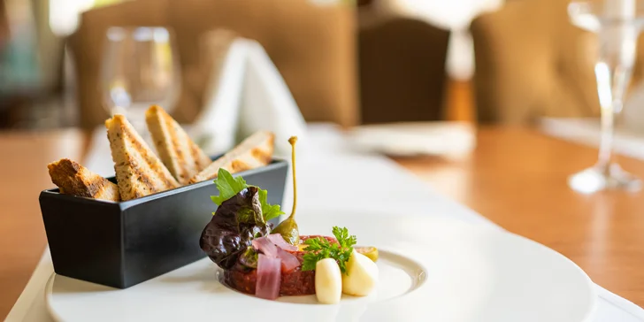Zámecké pětichodové menu s rybou a králíkem i relaxace ve wellness pro 2 osoby
