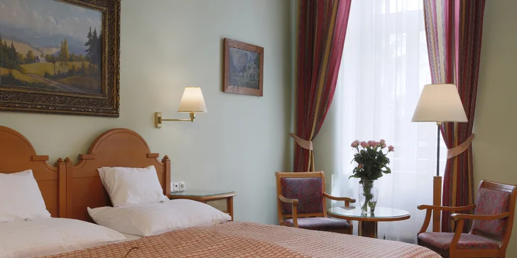 Odpočinkový pobyt ve Varech u řeky a kolonád: 3 jídla denně, bazén i masáže a perličková koupel