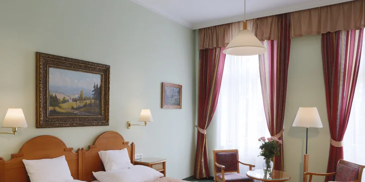 Odpočinkový pobyt ve Varech u řeky a kolonád: 3 jídla denně, bazén i masáže a perličková koupel