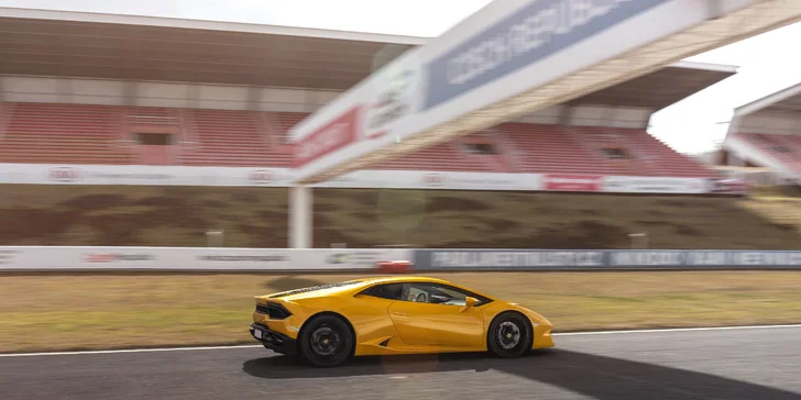 Zkroťte Lamborghini, Porsche nebo Mustanga na velkém okruhu v Mostě i Brně: až 5 kol jako řidič či spolujezdec