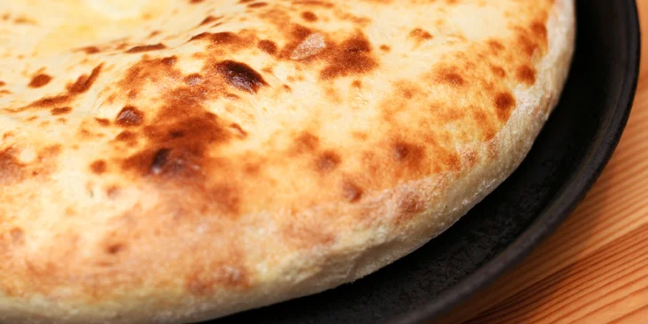 Gruzínská placka chačapuri se sýrem, mletým hovězím či bramborami