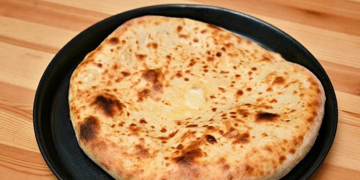 Gruzínská placka chačapuri se sýrem, mletým hovězím či bramborami