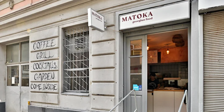 Gruzínská placka chačapuri se sýrem, mletým hovězím či bramborami