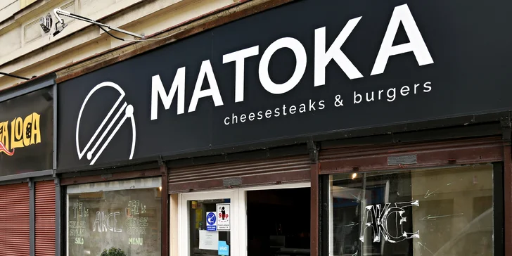 Bohatě obložené bagety s plátky bifteku a roztaveným sýrem i menu s hranolky a omáčkou