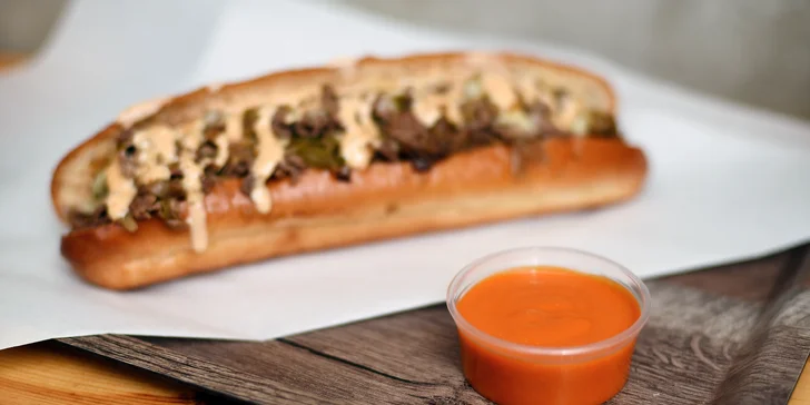 Bohatě obložené bagety s plátky bifteku a roztaveným sýrem i menu s hranolky a omáčkou