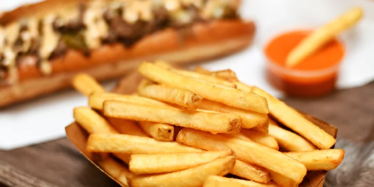 Bohatě obložené bagety s plátky bifteku a roztaveným sýrem i menu s hranolky a omáčkou