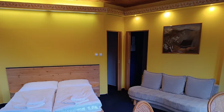 Je tu vždy dvoulůžko či oddělená lůžka, případně rozkládací pohovka nebo palanda. 