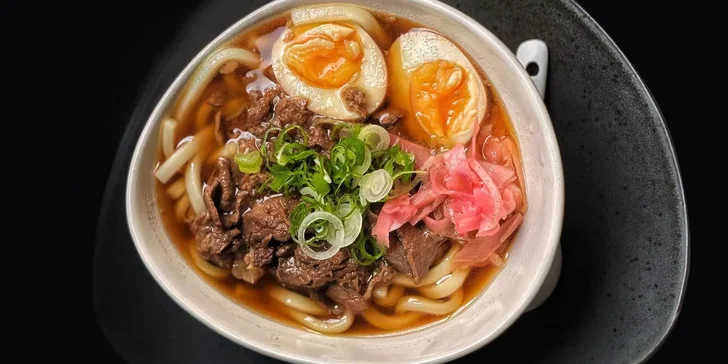 Asijské obědové menu: nudle udon s hovězím a smažený jarní závitek