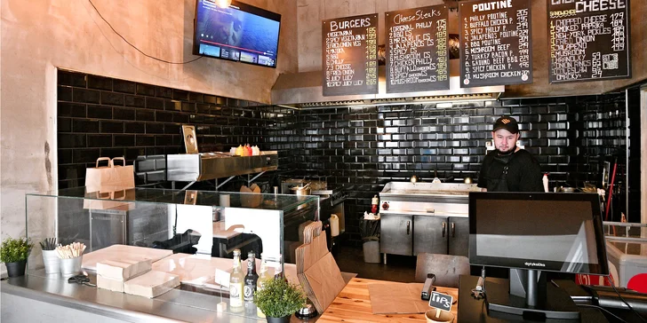 Bohatě obložené bagety s plátky bifteku a roztaveným sýrem i menu s hranolky a omáčkou