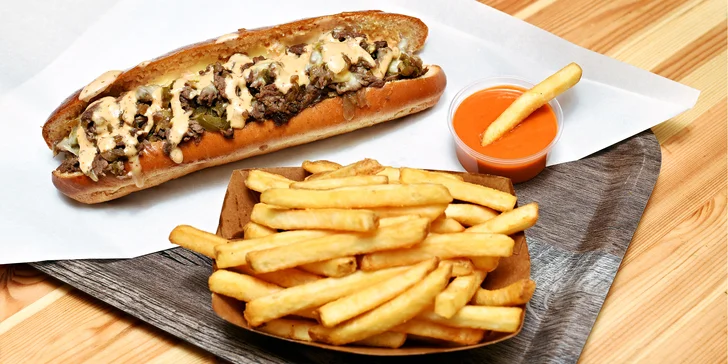 Bohatě obložené bagety s plátky bifteku a roztaveným sýrem i menu s hranolky a omáčkou