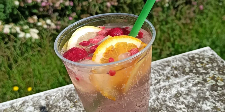 Hranolky nebo hovězí burger a domácí limonáda na odnos s sebou