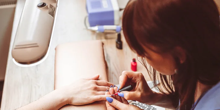 Upravené ruce: manikúra s možností P-Shine a zábalu, shellacu či depilace nebo nehtové modeláže