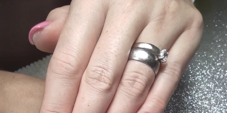 Ruce jako v bavlnce: manikúra p-shine, gellaková modeláž bez pilování, shellac.