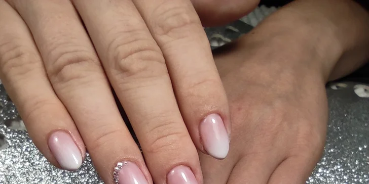 Ruce jako v bavlnce: manikúra p-shine, gellaková modeláž bez pilování, shellac.