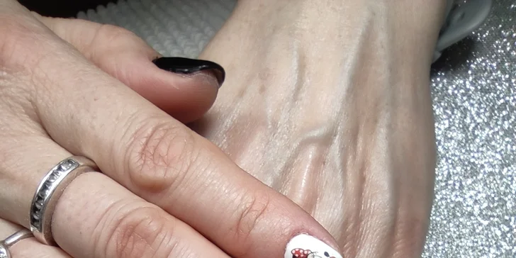 Ruce jako v bavlnce: manikúra p-shine, gellaková modeláž bez pilování, shellac.