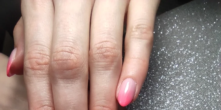 Ruce jako v bavlnce: manikúra p-shine, gellaková modeláž bez pilování, shellac.