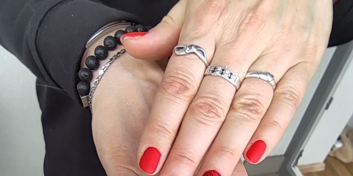 Ruce jako v bavlnce: manikúra p-shine, gellaková modeláž bez pilování, shellac.
