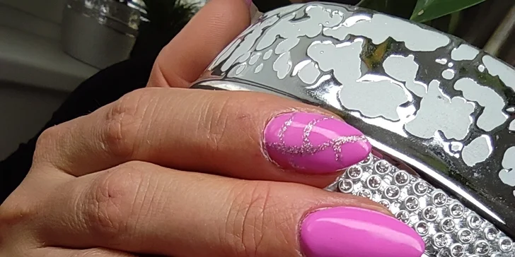 Ruce jako v bavlnce: manikúra p-shine, gellaková modeláž bez pilování, shellac.