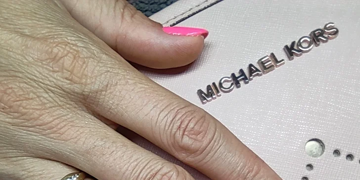 Ruce jako v bavlnce: manikúra p-shine, gellaková modeláž bez pilování, shellac.