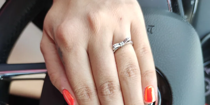 Ruce jako v bavlnce: manikúra p-shine, gellaková modeláž bez pilování, shellac.