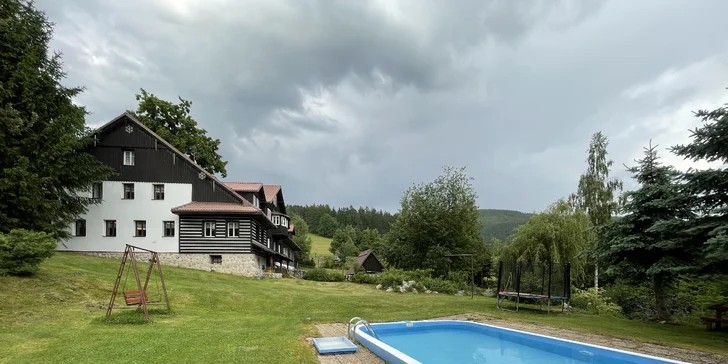 Chata v Krkonoších: polopenze, bazén, ohniště i možnost rybaření