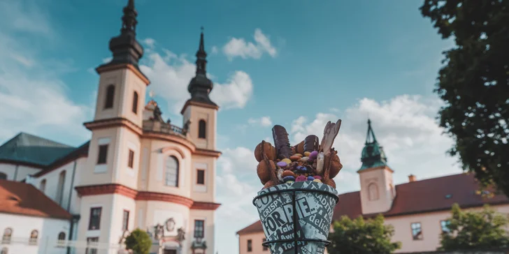 Bubble waffle se zmrzlinou a ovocem a k tomu káva pro 1 i 2 osoby