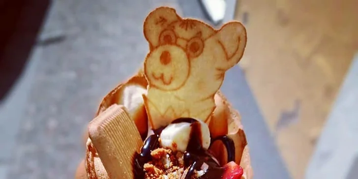 Bubble waffle se zmrzlinou a ovocem a k tomu káva pro 1 i 2 osoby