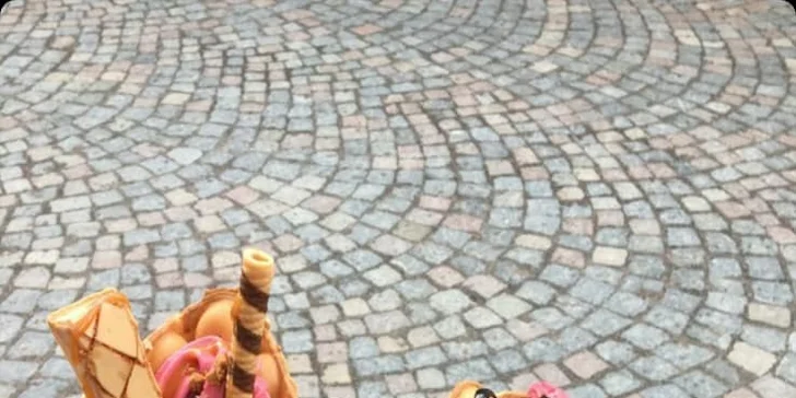 Bubble waffle se zmrzlinou a ovocem a k tomu káva pro 1 i 2 osoby