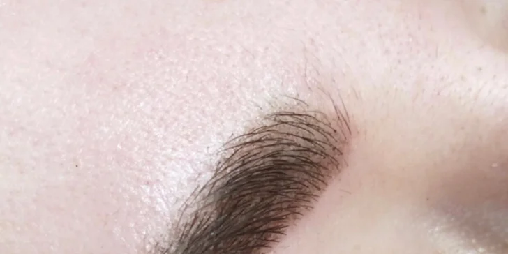 Udělejte něco jen pro sebe: permanentní make-up obočí a rtů