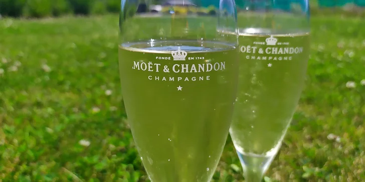 Talíř plný dobrot pro 2 osoby: prosecco, sušená masa, cibule, olivy i domácí pečivo