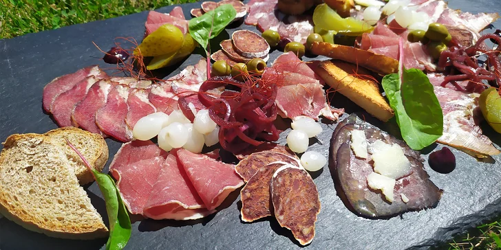 Talíř plný dobrot pro 2 osoby: prosecco, sušená masa, cibule, olivy i domácí pečivo