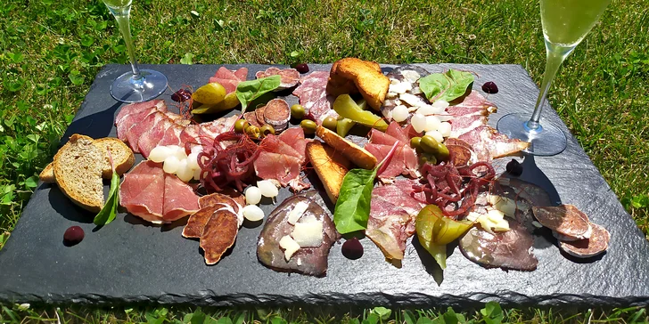 Talíř plný dobrot pro 2 osoby: prosecco, sušená masa, cibule, olivy i domácí pečivo