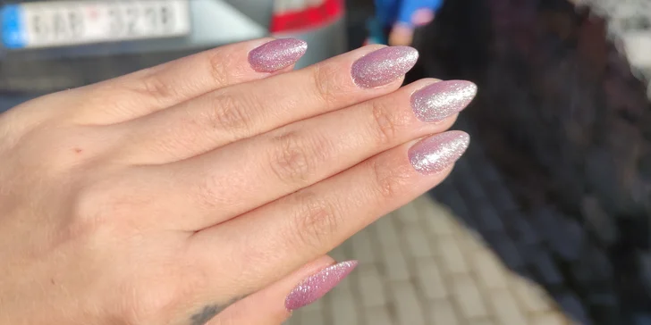 Ruce jako v bavlnce: manikúra p-shine, gellaková modeláž bez pilování, shellac.
