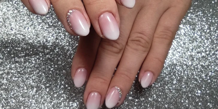 Ruce jako v bavlnce: manikúra p-shine, gellaková modeláž bez pilování, shellac.
