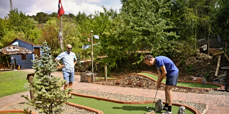 Dobrodružství v Pirátí zátoce: adventure minigolf s 27 jamkami pro děti i dospělé