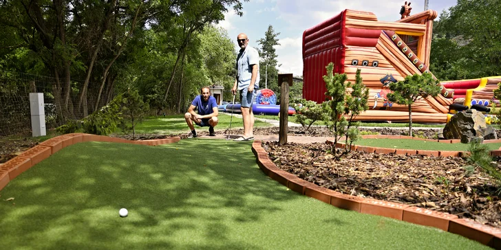 Dobrodružství v Pirátí zátoce: adventure minigolf s 27 jamkami pro děti i dospělé