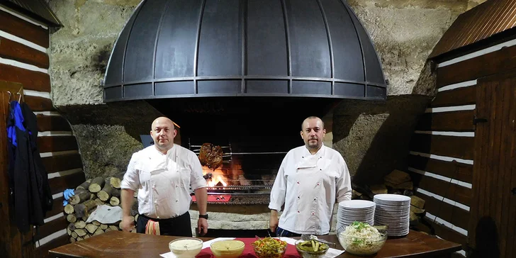 Vybírat si budete vždy z několika menu. Připravují tu masové speciality, steaky, ryby, těstoviny i lehčí saláty. 