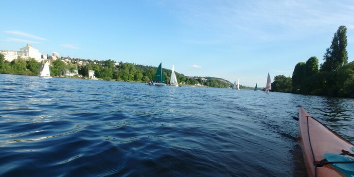 Zažijte Prahu z vody: tříhodinový výlet na kajaku na Vltavě pro 1 i 2 osoby