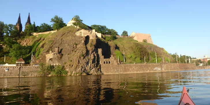 Zažijte historickou Prahu z vody: 3hodinový výlet na kajaku na Vltavě pro 1 i 2 osoby