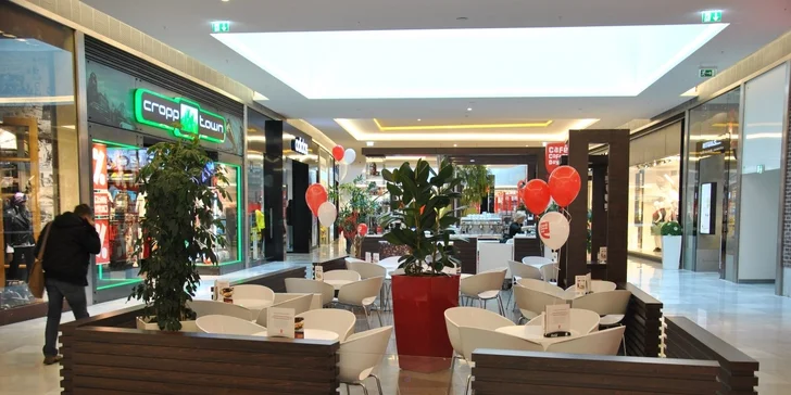 Cappuccina a domácí dortíky v Coffee Day Jindřišská a Černý Most