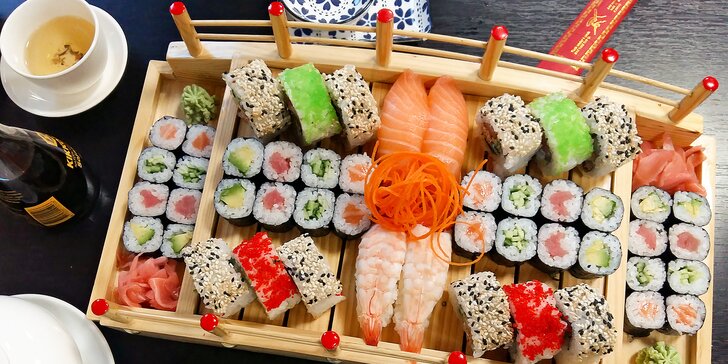 Sety s 24–72 ks sushi i miso polévkami, wakame saláty nebo minizávitky