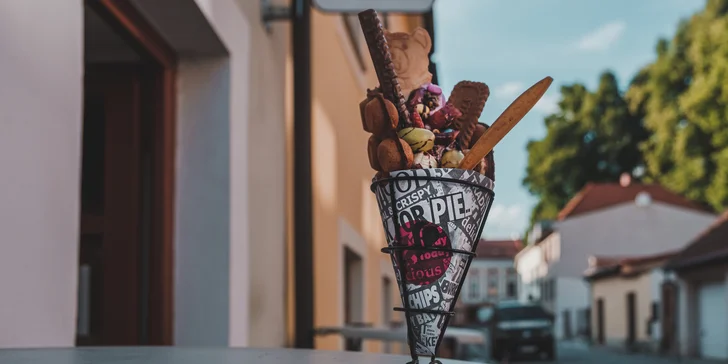 Bubble waffle se zmrzlinou a ovocem a k tomu káva pro 1 i 2 osoby