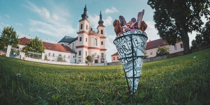 Bubble waffle se zmrzlinou a ovocem a k tomu káva pro 1 i 2 osoby
